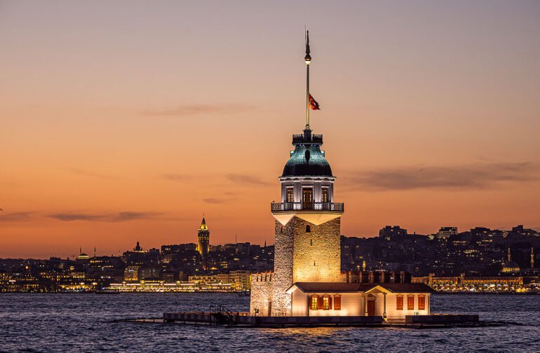 Captivating Istanbul: Photowalk from Üsküdar to Kız Kulesi